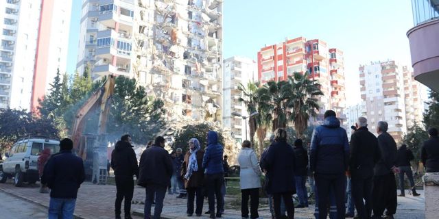Adana'da yarısı yıkılan Mete Apartmanı drone ile görüntülendi