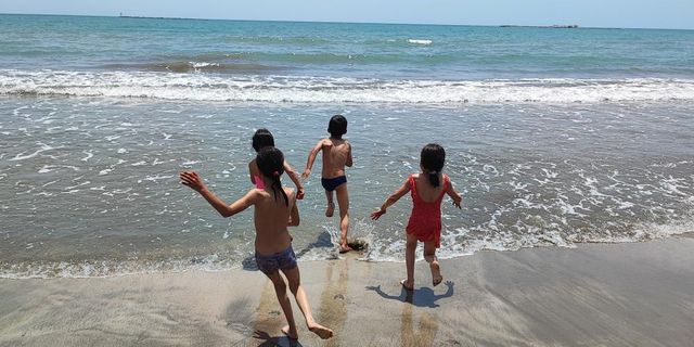 Adana'da güneşi gören çocuklar denize koştu