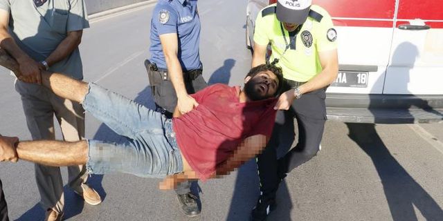 Adana'da köprüye çıkıp kendini jiletleyen şahsı polis etkisiz hale getirdi