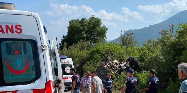 Adana'da traktör devrildi: 1’i ağır 2 yaralı