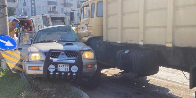 Mersin'de çöp kamyonu, kamyonete çarptı: 4 ölü, 2 yaralı