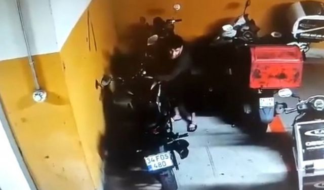 Alışveriş  merkezi otoparkında motosiklet hırsızlığı kamerada