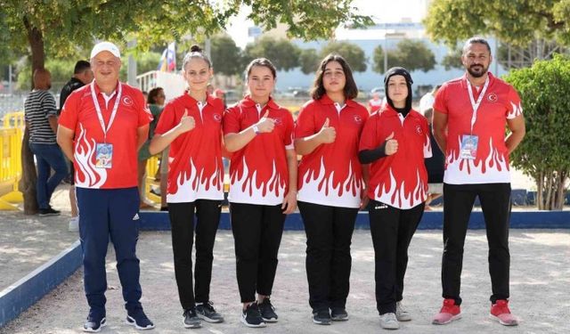 Avrupa şampiyonu genç kızlar çiçeklerle karşılandı