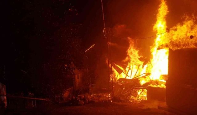 Köyde çıkan yangında 3 ev küle döndü: Alevlerden kurtulmak için balkondan atlayan kadın yaralandı
