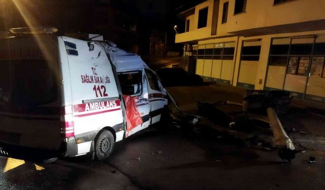 Takla atan ambulans hurdaya döndü: 3 yaralı