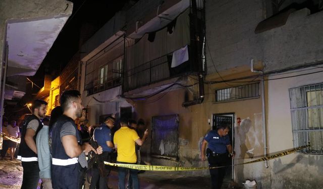 Adana'da evinin zili çalınca balkona çıktı, başından vurularak öldü
