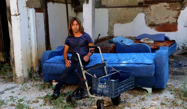 Adana'da engelli kiracısını eşyalarıyla sokağa attı