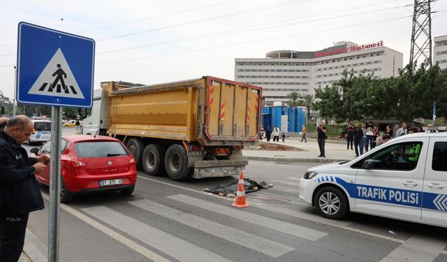 Adana'da yolun karşısına geçerken kamyonun çarptığı yaşlı adam öldü