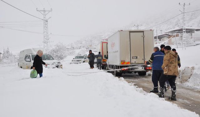 Mersin'de kar yağışı: Karaman yolu büyük araçlara kapatıldı