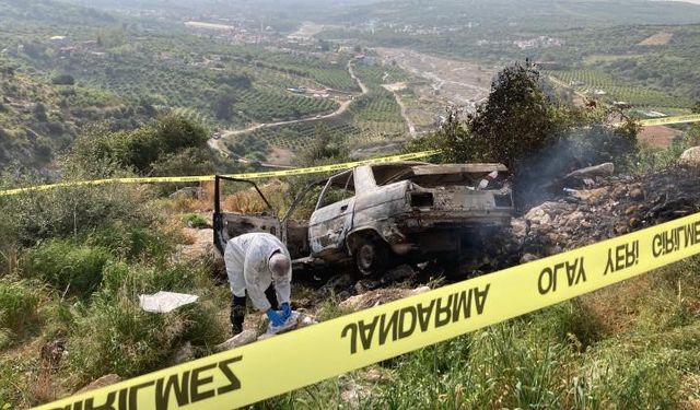 Mersin'de 2'si evde, biri araçta olmak üzere 3 kişi yanarak ölmüş halde bulundu