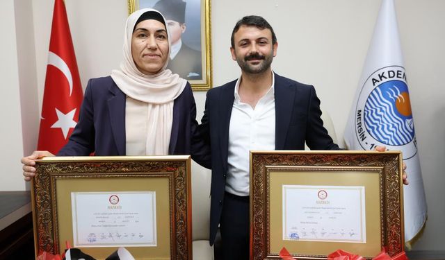Akdeniz Belediye Başkanı Sarıyıldız, mazbatasını aldı