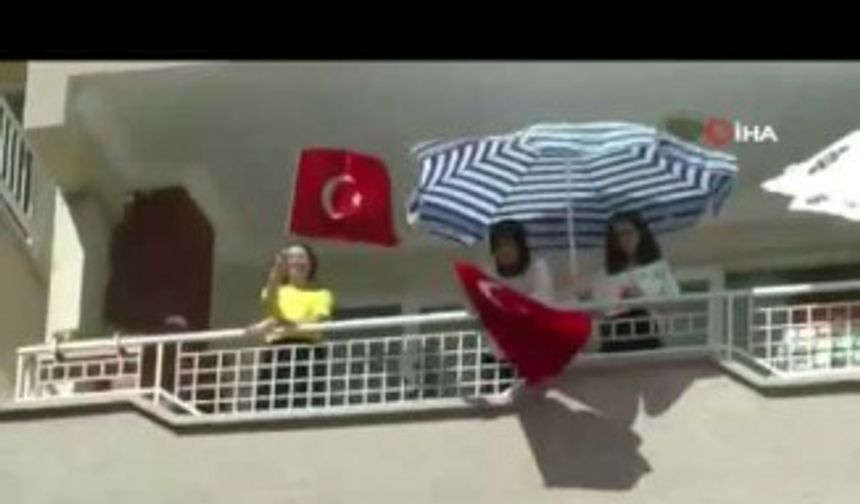 Mersin polisinden sokağa çıkamayan vatandaşlara konser