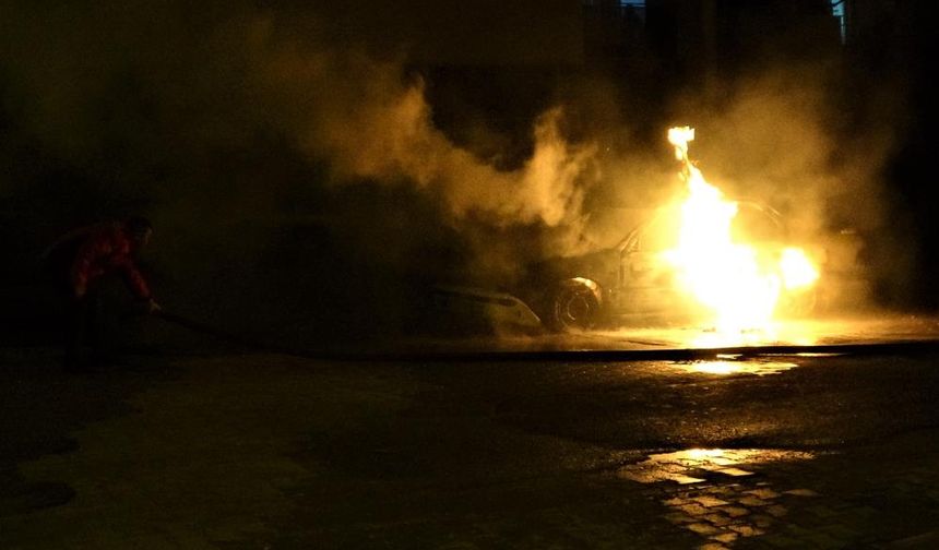 Mersin'de otomobil alev alev yandı