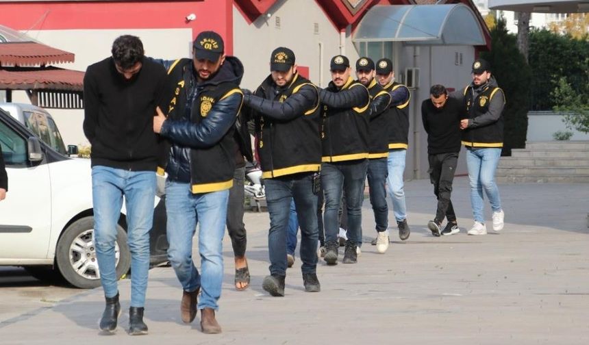 Adana'da esnafı 'Kimliğiniz DEAŞ'ın eline geçti' diyerek 750 bin TL dolandırdılar