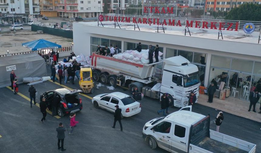 Mersin'de yardım dolu tırlar deprem bölgesine gönderildi