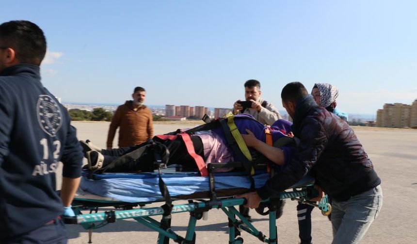 Enkazdan çıkarılan 8 aylık hamile kadın helikopterle Mersin’e getirildi