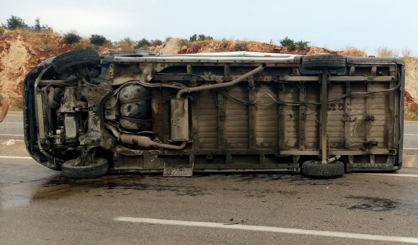 Mersin'de minibüs devrildi: 7 yaralı