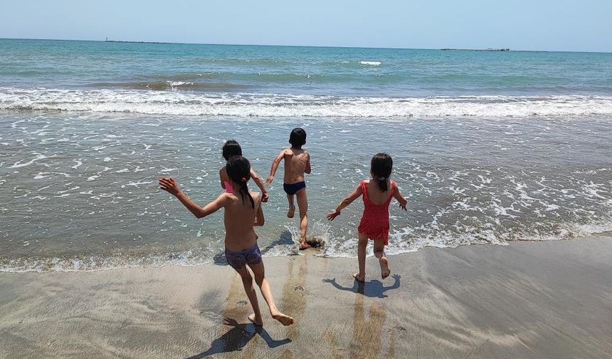 Adana'da güneşi gören çocuklar denize koştu