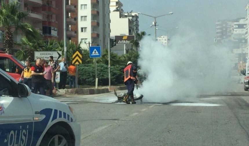 Mersin'de otomobile çarpan motosiklet alev alev yandı