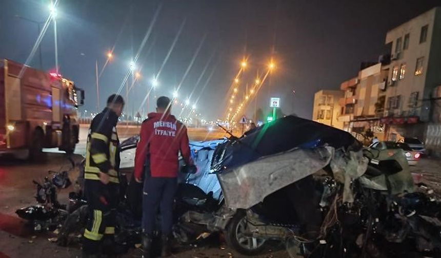 Mersin'de trafik levhası direğine çarpan otomobil kağıt gibi yırtıldı, sürücü öldü
