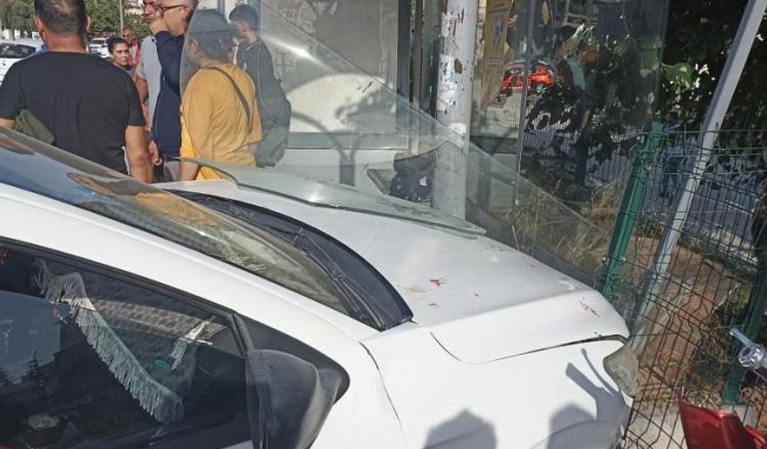 Mersin'de otomobil öğrencilerin bulunduğu otobüs durağına daldı