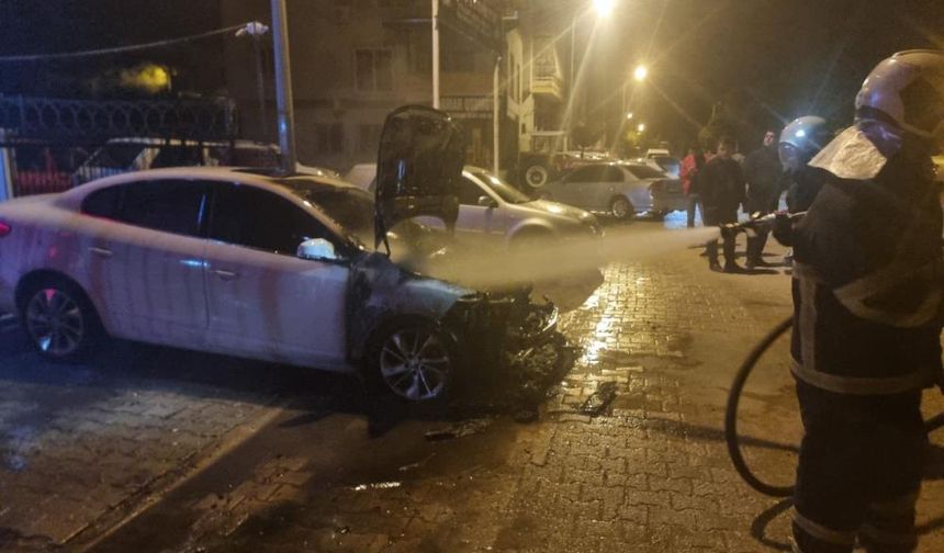 Adana’da galeri önündeki otomobil kundaklandı
