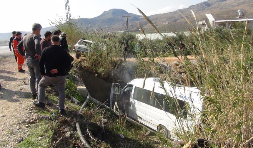 Mersin'de yolcu minibüsü ile otomobil çarpıştı: 1 ölü, 13 yaralı