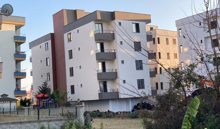 Mersin'de 4 katlı yeni bina yan yatmaya başladı