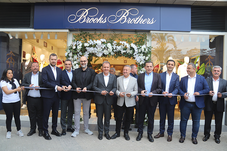 Ünlü Amerikan markası Brooks Brothers, genç işadamları Yusuf Gürsoy ve Müslüm Yüksel tarafından Forum Mersin'de açıldı. 